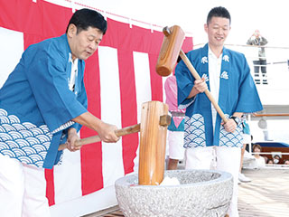 デッキで餅つき〈イメージ〉