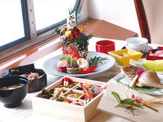 海を眺めながらいただくおせち〈イメージ〉