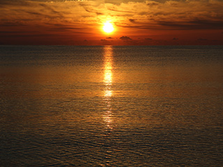 洋上の初日の出〈イメージ〉